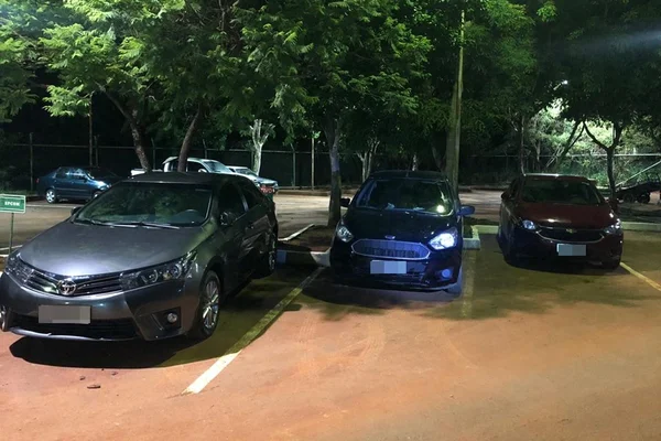 Com tornozeleira, jovem guardava três carros roubados na garagem