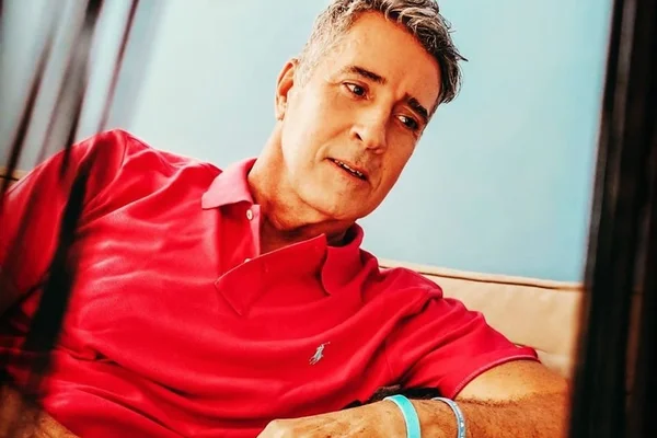 Exclusivo! Marcelo Brou, o Acácio de Travessia, no Tinder? Entenda
