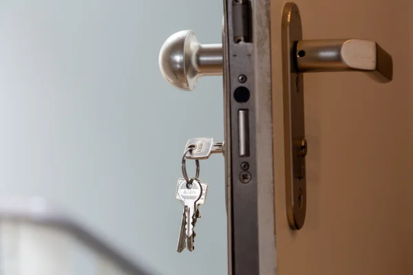 Imagem colorida de fechadura de apartamento