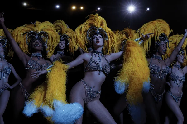 foto com cor. capa do álbum the life of a showgirl, de taylor swift - metrópoles