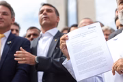 Flávio Bolsonaro fala com jornalistas