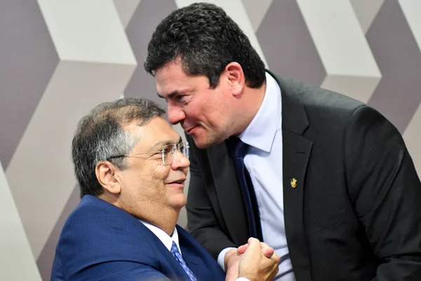 ministro da Justiça, Flavio Dino, recebe os cumprimentos do senador, Sérgio Moro (União Brasil-PR), antes das perguntas da sabatina no senado federal ccj 1.jpg