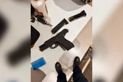 O genro dele também foi preso por estar em posse de uma pistola Taurus calibre 9 mm com a numeração raspada e dois carregadores. Segundo a investigação, ele atuava na segurança do integrante da facção O genro dele também foi preso por estar em posse de uma pistola Taurus calibre 9 mm com a numeração raspada e dois carregadores. Segundo a investigação, ele atuava na segurança do integrante da facção