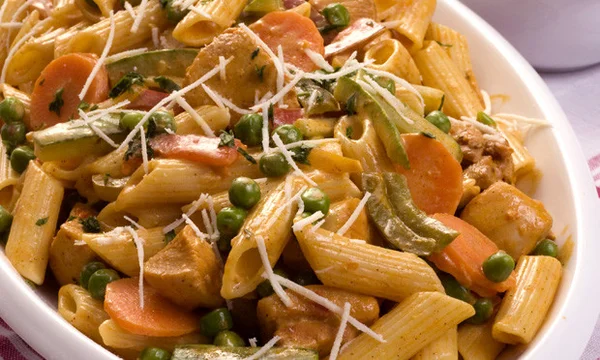 Almoço fácil: confira a receita de macarrão primavera na pressão