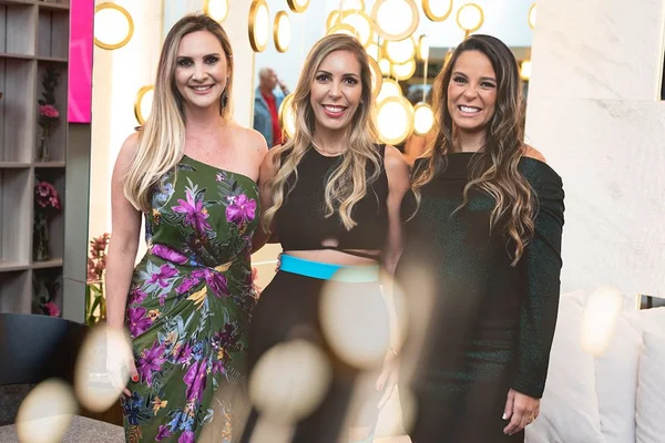 Evento brinda a ampliação da Inti Estética com show de Samartini