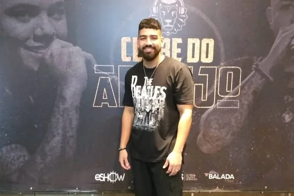 Dilsinho volta aos palcos e homanegeia a filha Bella: “Tudo por ela”