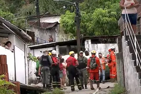 Imagem colorida de bombeiros no local - Metrópoles