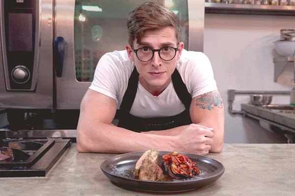Cozinha de Solteiro: assista ao desafio do mignon suíno com caponata