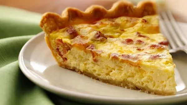 Aprenda receita de quiche de tomates com manjericão