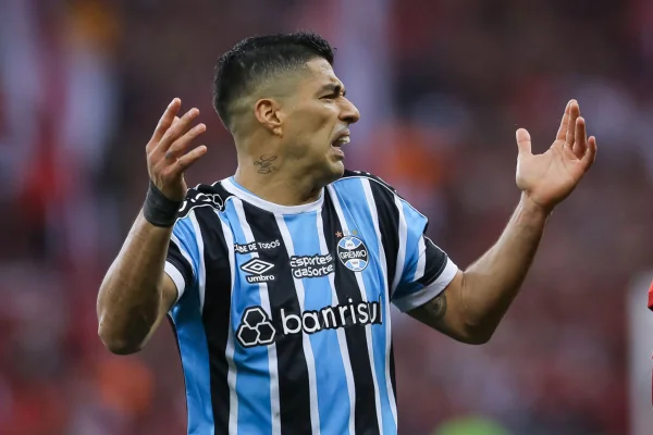 Imagem de Luis Suárez de braços abertos reclamando - Metrópoles
