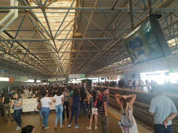 Falha no metrô causa transtornos para passageiros nesta quinta-feira