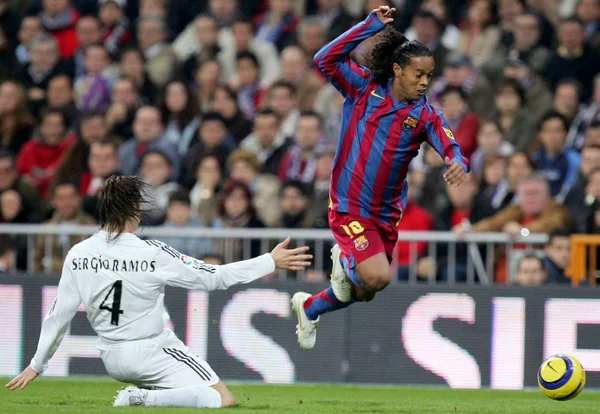Ronaldinho dribla Sergio Ramos
