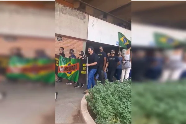 Alunos de direita na UnB protestam no ICC contra a o que chamam e "censura" imposta pelo TSE e a favor de Bolsonaro. Eles usam preto e levam bandeiras do Brasil - Metrópoles