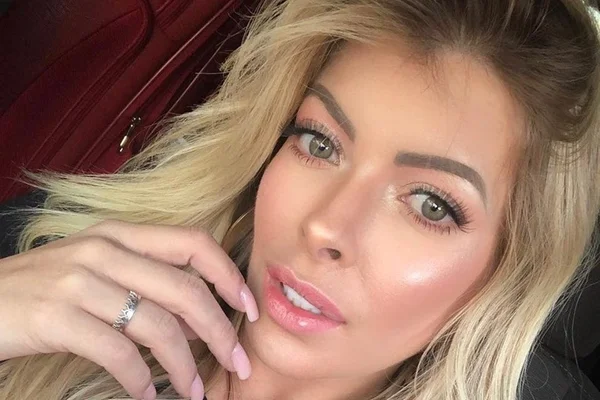 Vizinhas ofendem ex-BBB Jaquelline por fotos na piscina do condomínio
