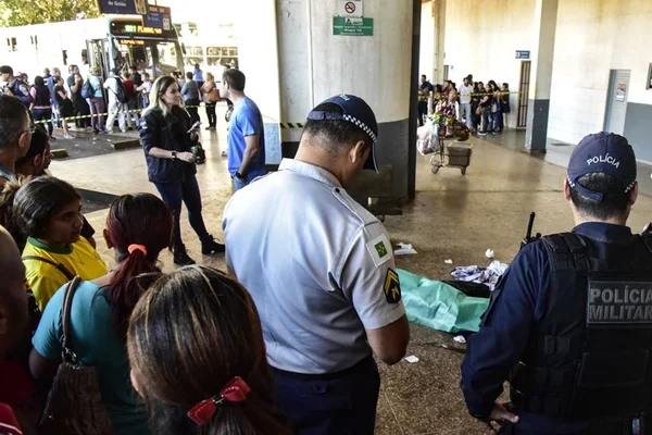 Polícia procura homem que matou mãe e filho em rodoviária de Brasília
