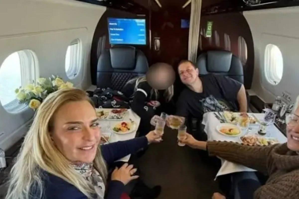 Lulinha aparece em foto com Roberta Luchsinger em jatinho de US$ 20 milhões