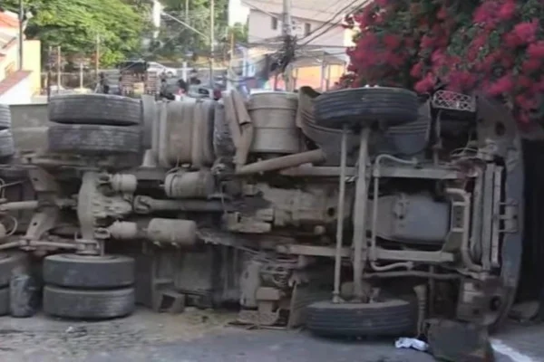 Imagem colorida de caminhão tombado na zona norte de São Paulo. Motorista foi preso por embriaguez ao volante - Metrópoles