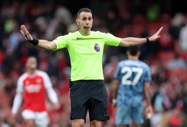 Foto colorida do árbitro David Coote em jogo entre Arsenal e Aston Villa, pela Premier League - Metrópoles