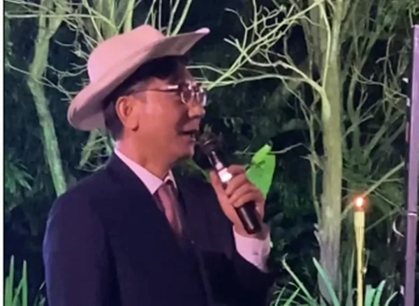 Embaixador da Coreia do Sul canta Evidências, de Chitãozinho & Xororó
