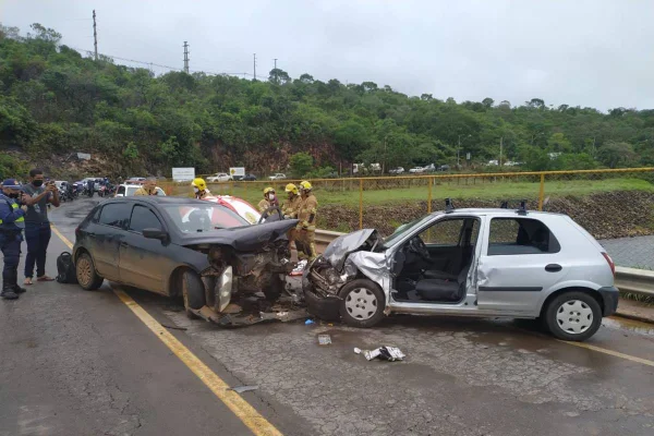 Colisão frontal deixa cinco pessoas feridas na barragem do Lago Paranoá
