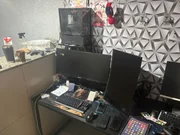 Foi apreendida grande quantidade de dispositivos eletrônicos, os quais serão submetidos à perícia e à análise especializada