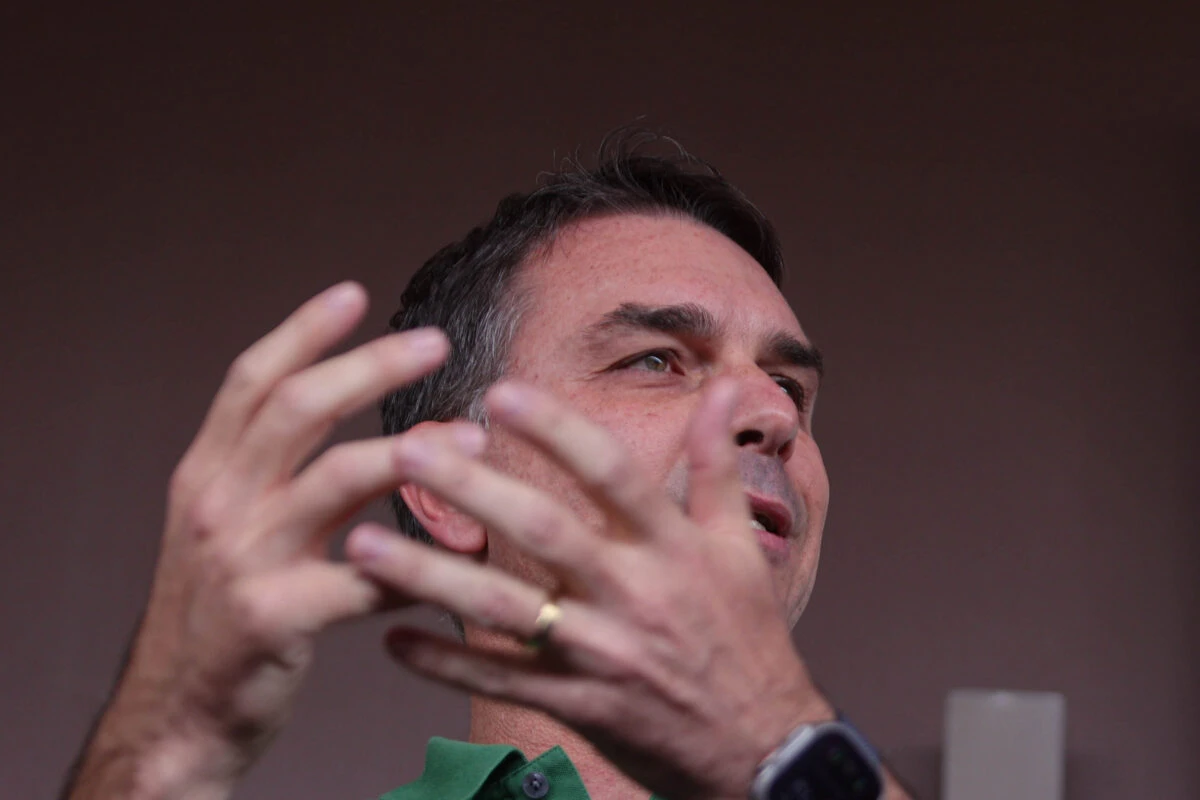 Flávio Bolsonaro viaja ao Rio após vazamento de áudios e mensagens com banqueiro