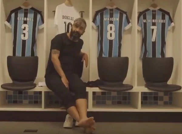 Douglas anuncia aposentadoria do futebol