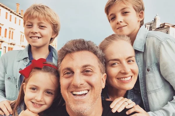Luciano Huck e Angelica com os tres filhos