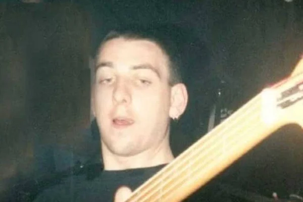 Músico negacionista da banda neonazista Screwdriver morre de Covid