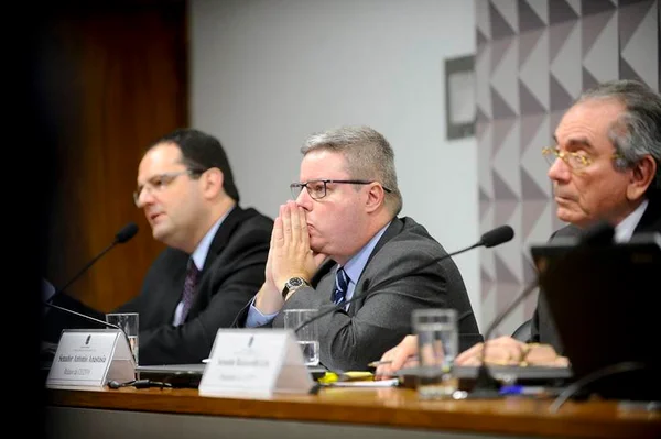 Oposição tenta derrubar sessão do impeachment por falta de quórum