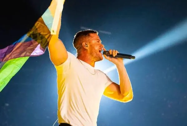 Imagem colorida do Dan Reynolds, vocalista da banda Imagine Dragons - Metrópoles