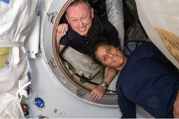 Foto de astronautas presos em Estação Espacial - Metrópoles