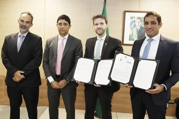 Fotografia colorida de quatro homens de terno