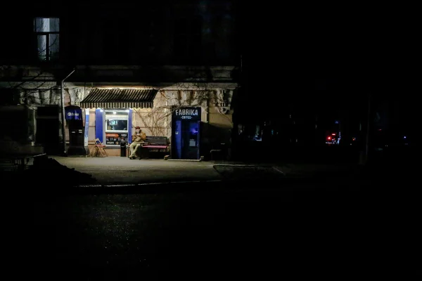 Foto colorida de corte de energia na Ucrânia - Metrópoles