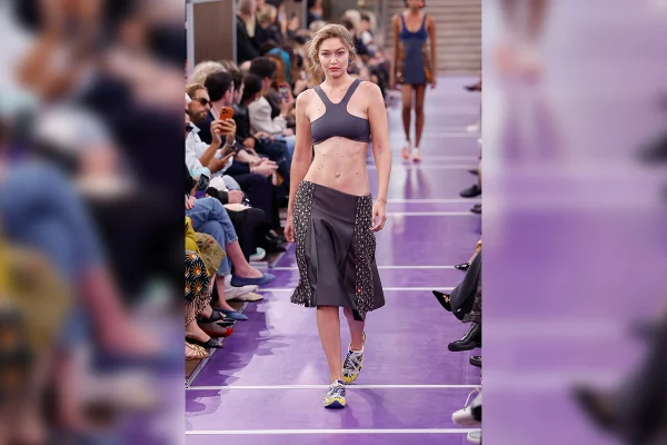 Miu Miu revela tênis como protagonista da alfaiataria no Paris Fashion Week