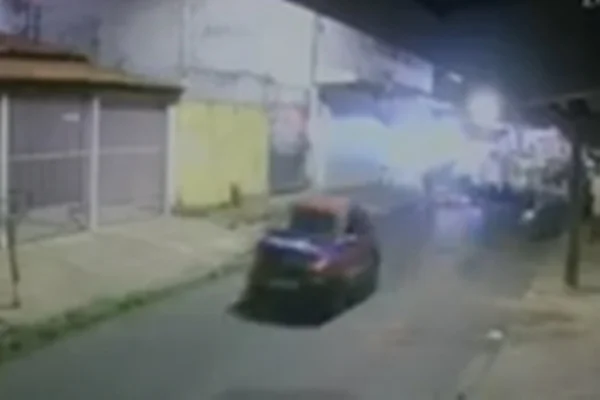 Motorista bate em três carros, foge e abandona passageiros durante fuga