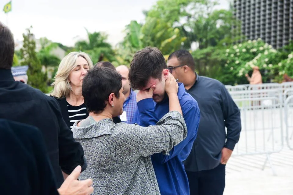O jovem se emocionou O jovem se emocionou