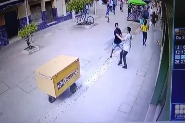 Trecho de imagens de segurança mostram a abordagem do criminoso - Metrópoles