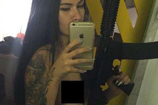 Presa por tráfico, modelo ostentava fotos sensuais com fuzil
