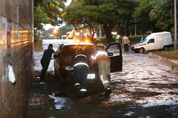 Forte chuva causa transtorno em várias regiões do DF