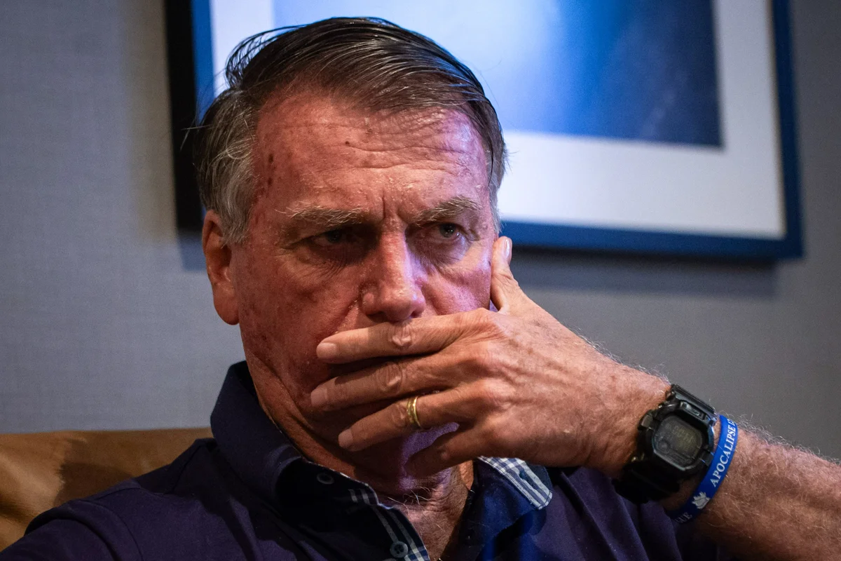 Boletim médico de Bolsonaro aponta risco de queda e novas crises de soluços