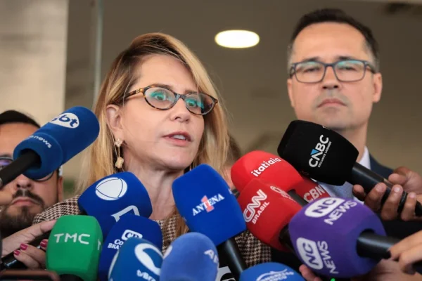A campanha de Flávio Bolsonaro (PL) escalou Deltan Dallagnol (Novo-PR), eleito senador e Maria Claudia Bucchianeri, chefe da equipe jurídica de Flávio Bolsonaro, para analisar a documentação da quebra de sigilo fiscal e bancário entregue pelo presidente Luiz Inácio Lula da Silva (PT) - Metrópoles