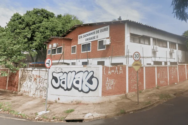 Imagem colorida de fachada de escola onde foram encontradas munições dentro de mochila de aluno - Metrópoles