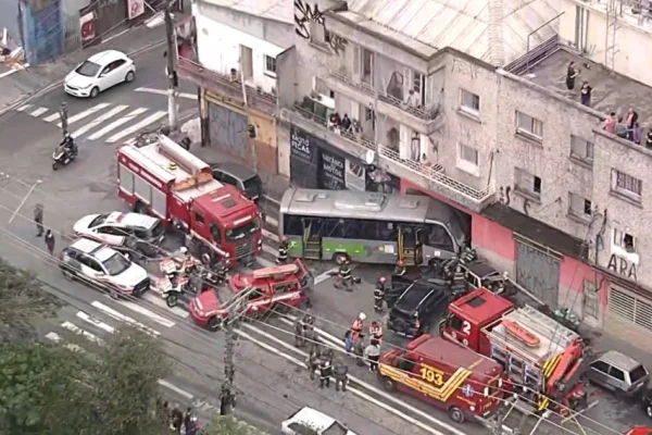 Colisão entre ônibus e carro aconteceu na Estrada do Sabão, na Freguesia do Ó. Seis viaturas do Corpo de Bombeiros estão no local - Metrópoles