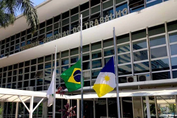 Imagem colorida da fachada do TRT10