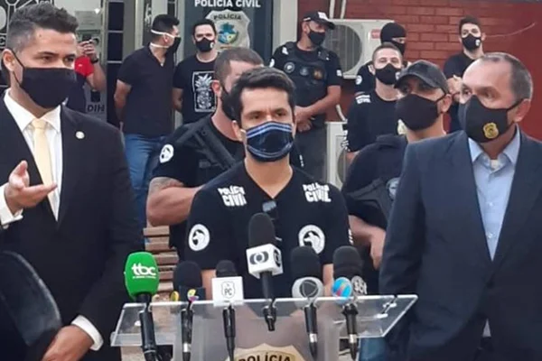 Policiais em coletiva de imprensa em Goiânia