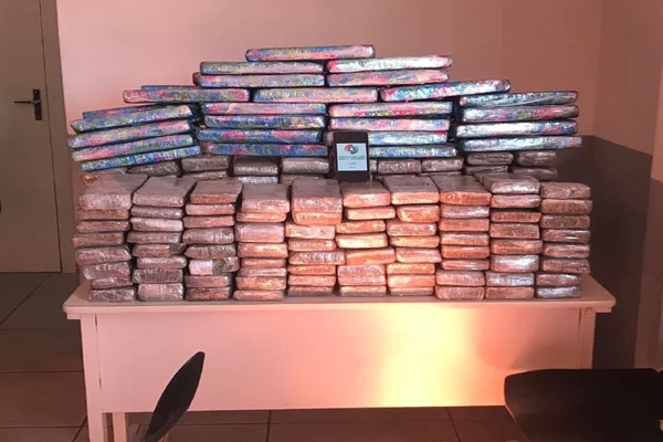 Carga de maconha de 126 kg escondida em carro é apreendida em SC