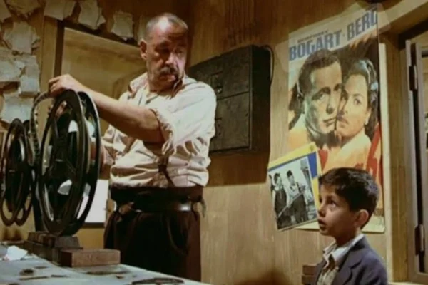 Cena do filme Cinema Paradiso, 1994