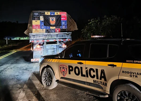 Imagem colorida mostra carro da Polícia Militar de Minas Gerais; apreensão bebida falsificada - Metrópoles