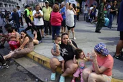 Sobreviventes em busca de informações na Venezuela